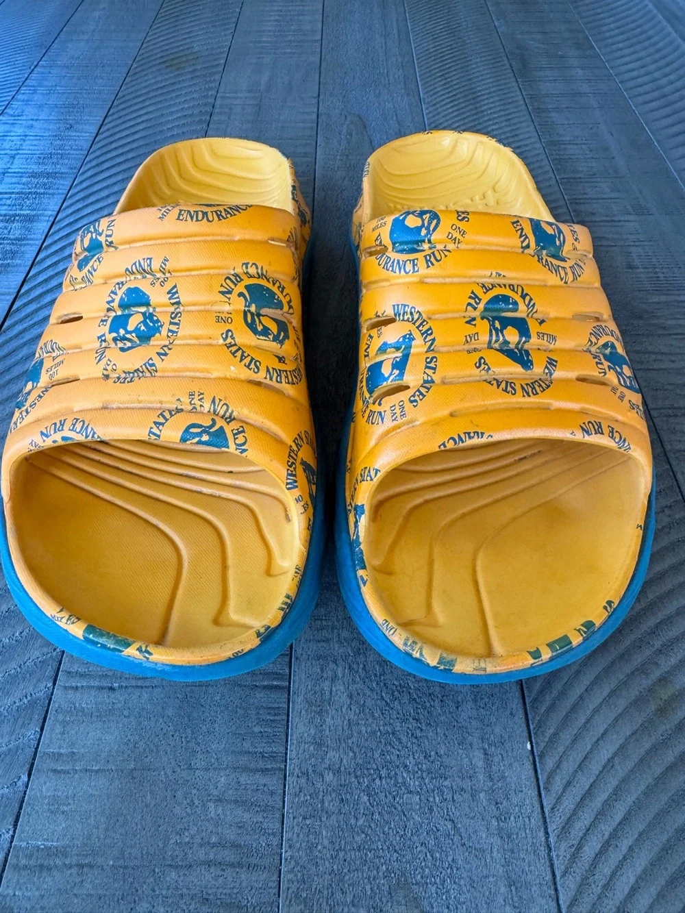 Hoka groove placement post